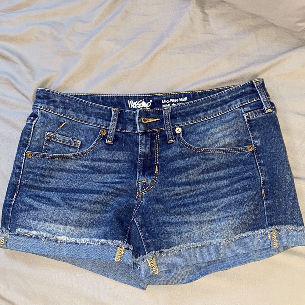 Massimo size 00, 24 waist, mid-rise midi denim shorts